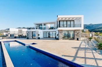  Kıbrıs Girne Esentepe De Denize Sıfır Full Deniz Manzaralı Muhteşem 3+1 Villalar