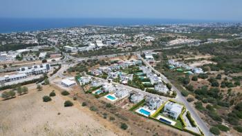 Kıbrıs Girne Amerikan Üniversitesi Çevre Yolu Üzerinde 915 M2 Arsa İçerisinde 4+1 Satılık Havuzlu Villa