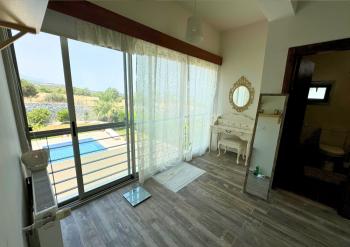 Kıbrıs Girne Amerikan Üniversitesi Çevre Yolu Üzerinde 915 M2 Arsa İçerisinde 4+1 Satılık Havuzlu Villa
