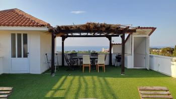 Lapta bölgesinde, full deniz manzarali, çatı teraslı, kiralık lüks 2+1 Daire