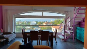 Lapta bölgesinde, full deniz manzarali, çatı teraslı, kiralık lüks 2+1 Daire