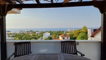 Lapta bölgesinde, full deniz manzarali, çatı teraslı, kiralık lüks 2+1 Daire