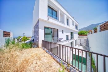 Girne Bellapais Bölgesinde, Türk Malı, Triplex, 5+2, Yüzme Havuzlu Satılık Lüks Villa