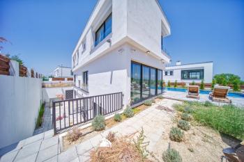 Girne Bellapais Bölgesinde, Türk Malı, Triplex, 5+2, Yüzme Havuzlu Satılık Lüks Villa
