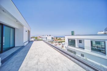 Girne Bellapais Bölgesinde, Türk Malı, Triplex, 5+2, Yüzme Havuzlu Satılık Lüks Villa