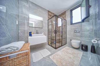 Girne Bellapais Bölgesinde, Türk Malı, Triplex, 5+2, Yüzme Havuzlu Satılık Lüks Villa