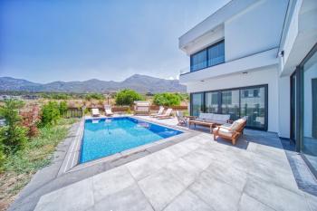 Girne Bellapais Bölgesinde, Türk Malı, Triplex, 5+2, Yüzme Havuzlu Satılık Lüks Villa