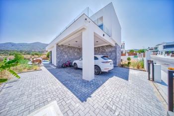 Girne Bellapais Bölgesinde, Türk Malı, Triplex, 5+2, Yüzme Havuzlu Satılık Lüks Villa