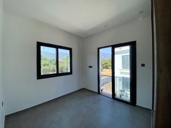 Girne Alsancak Bölgesinde 2+1 Demiz ve Dağ Manzaralı, Özel Çatı Teraslı Penthouse!