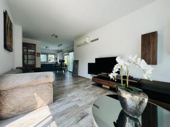 Girne Alsancak'ta 4+1, Modern Tasarım, Geniş Bahçeli Satılık Villa