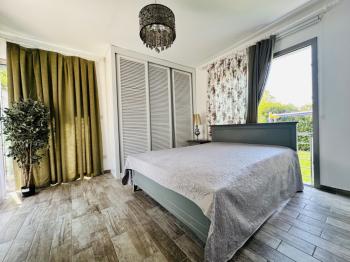 Girne Alsancak'ta 4+1, Modern Tasarım, Geniş Bahçeli Satılık Villa
