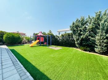 Girne Alsancak'ta 4+1, Modern Tasarım, Geniş Bahçeli Satılık Villa