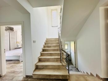 Girne Alsancak'ta 4+1, Modern Tasarım, Geniş Bahçeli Satılık Villa