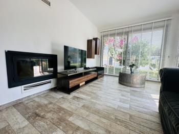 Girne Alsancak'ta 4+1, Modern Tasarım, Geniş Bahçeli Satılık Villa
