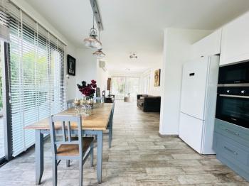 Girne Alsancak'ta 4+1, Modern Tasarım, Geniş Bahçeli Satılık Villa
