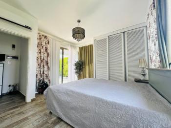 Girne Alsancak'ta 4+1, Modern Tasarım, Geniş Bahçeli Satılık Villa