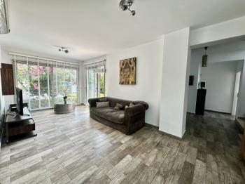 Girne Alsancak'ta 4+1, Modern Tasarım, Geniş Bahçeli Satılık Villa