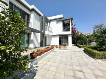 Girne Alsancak'ta 4+1, Modern Tasarım, Geniş Bahçeli Satılık Villa
