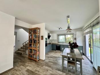 Girne Alsancak'ta 4+1, Modern Tasarım, Geniş Bahçeli Satılık Villa
