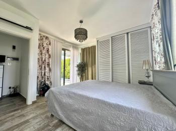 Girne Alsancak'ta 4+1, Modern Tasarım, Geniş Bahçeli Satılık Villa