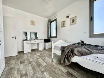 Girne Alsancak'ta 4+1, Modern Tasarım, Geniş Bahçeli Satılık Villa