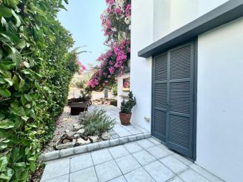 Girne Alsancak'ta 4+1, Modern Tasarım, Geniş Bahçeli Satılık Villa
