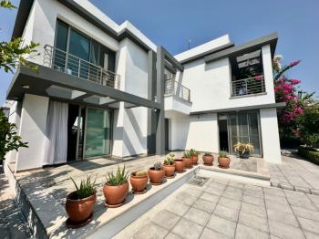 Girne Alsancak'ta 4+1, Modern Tasarım, Geniş Bahçeli Satılık Villa