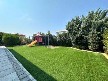Girne Alsancak'ta 4+1, Modern Tasarım, Geniş Bahçeli Satılık Villa
