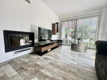 Girne Alsancak'ta 4+1, Modern Tasarım, Geniş Bahçeli Satılık Villa