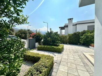 Girne Alsancak'ta 4+1, Modern Tasarım, Geniş Bahçeli Satılık Villa