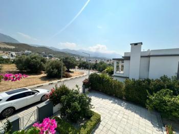 Girne Alsancak'ta 4+1, Modern Tasarım, Geniş Bahçeli Satılık Villa