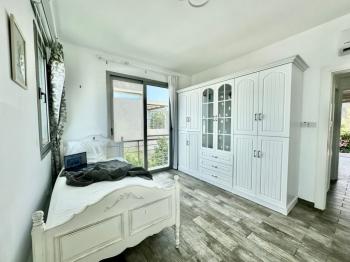 Girne Alsancak'ta 4+1, Modern Tasarım, Geniş Bahçeli Satılık Villa