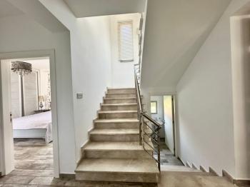 Girne Alsancak'ta 4+1, Modern Tasarım, Geniş Bahçeli Satılık Villa