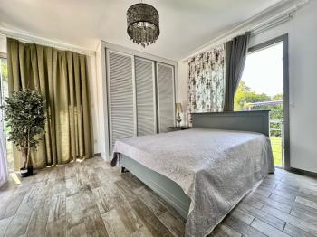Girne Alsancak'ta 4+1, Modern Tasarım, Geniş Bahçeli Satılık Villa