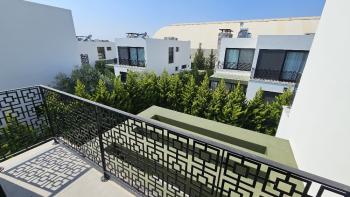 Zeytinlik bölgesinde, Muhteşem Dağ manzarali,  Bahçeli kiralık lüks 3+1 Vill