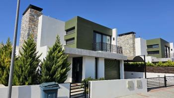 Zeytinlik bölgesinde, Muhteşem Dağ manzarali,  Bahçeli kiralık lüks 3+1 Vill