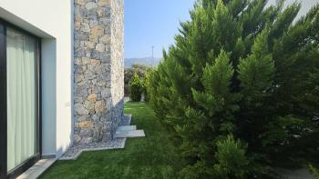 Zeytinlik bölgesinde, Muhteşem Dağ manzarali,  Bahçeli kiralık lüks 3+1 Vill