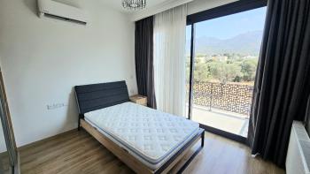 Zeytinlik bölgesinde, Muhteşem Dağ manzarali,  Bahçeli kiralık lüks 3+1 Vill