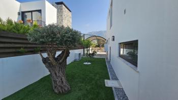 Zeytinlik bölgesinde, Muhteşem Dağ manzarali,  Bahçeli kiralık lüks 3+1 Vill