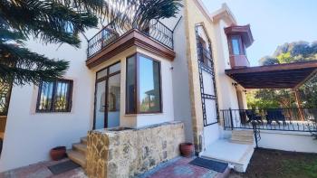 Girne Bellapais Bölgesinde Özel Havuzlu ve Peyzajlı Kiralık 4+1 Villa