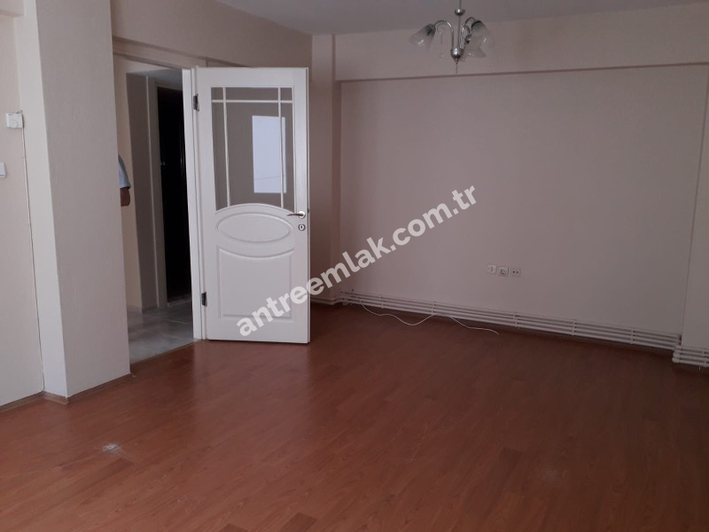 Antre Emlak'tan Satılık  Bahçelievler'de  2+1, Doğalgazlı Bakımlı Ara Kat Daire