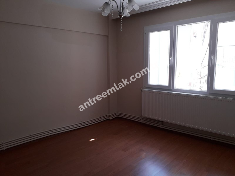 Antre Emlak'tan Satılık  Bahçelievler'de  2+1, Doğalgazlı Bakımlı Ara Kat Daire