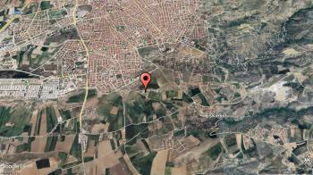 GÜVENAY - ÇORUM KAPAKLI 1.CADDE ARKASI 242 M² TEK TAPU ARSA