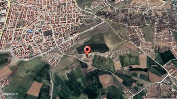 GÜVENAY - ÇORUM KAPAKLI 1.CADDE ARKASI 242 M² TEK TAPU ARSA