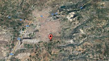 GÜVENAY - ÇORUM KAPAKLI 1.CADDE ARKASI 242 M² TEK TAPU ARSA