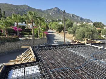 Girne Bellapaise de Satılık Havuzlu Ebeveyn Banolu 3+1 Villalar