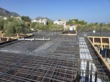 Girne Bellapaise de Satılık Havuzlu Ebeveyn Banolu 3+1 Villalar