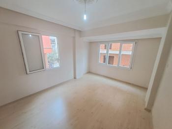 KUŞADASI ÇARŞI MERKEZDE KATTA TEK DAİRE 