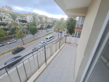 KUŞADASI ÇARŞI MERKEZDE KATTA TEK DAİRE 