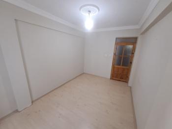 KUŞADASI ÇARŞI MERKEZDE KATTA TEK DAİRE 